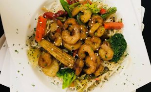 Vermicelles de riz sautées aux légumes et crevettes.