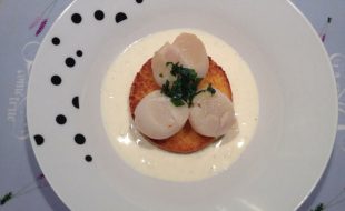 Noix de Saint-Jacques sur lit de polenta et crème à l’ail.